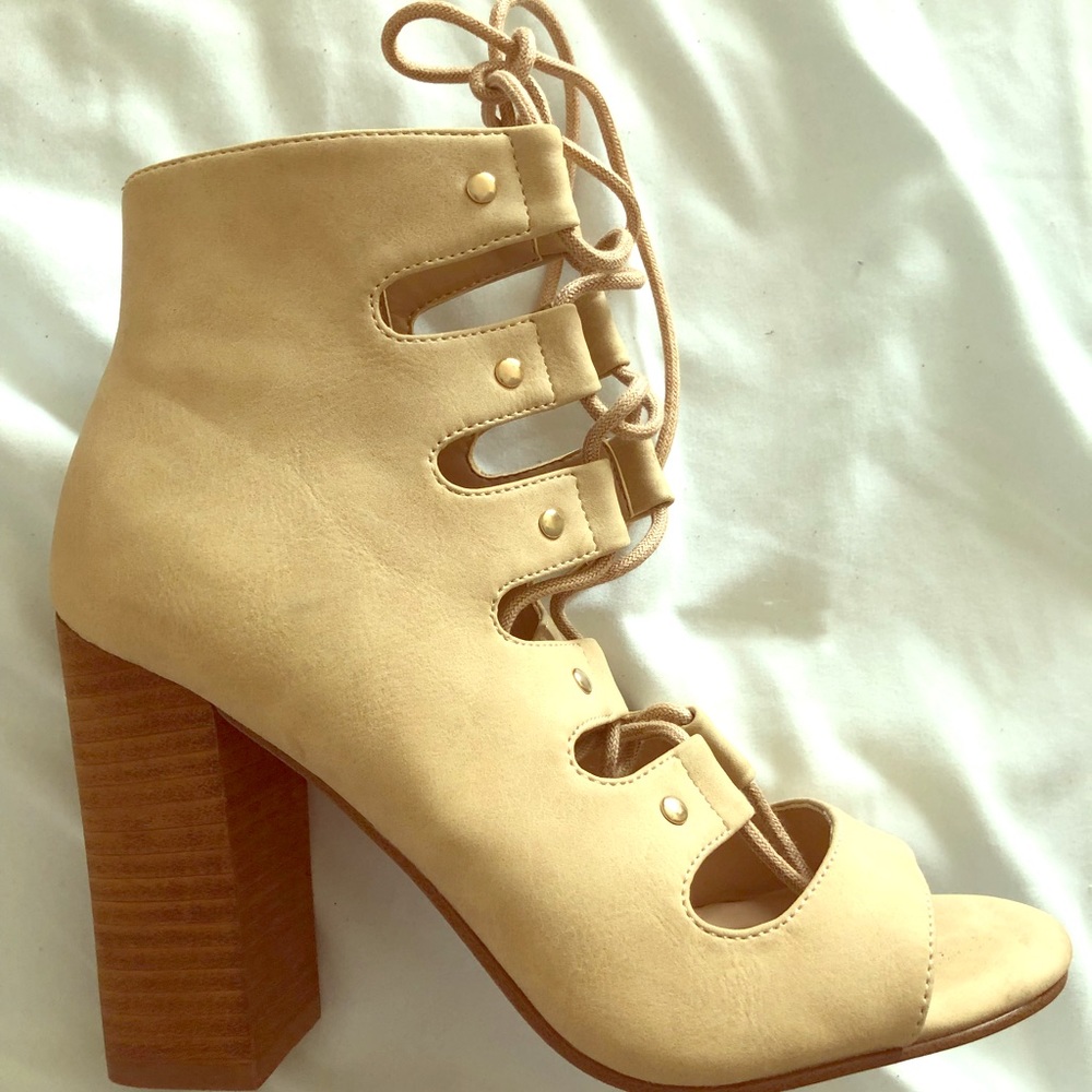 Lace up high heel sandle size 6